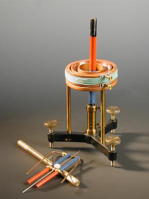 Készülék áram körül forgó mágnes bemutatására